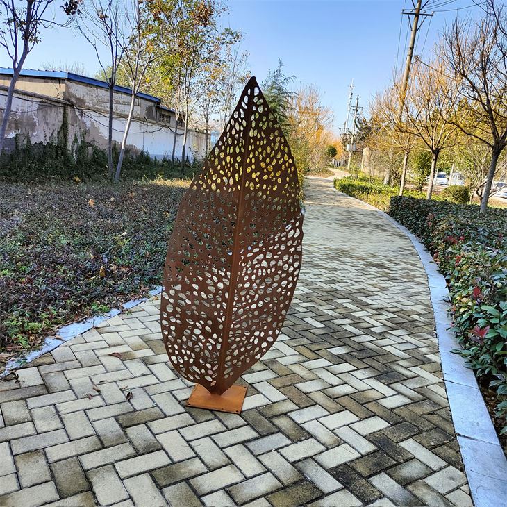 Gartenskulptur aus Cortenstahl zur Dekoration