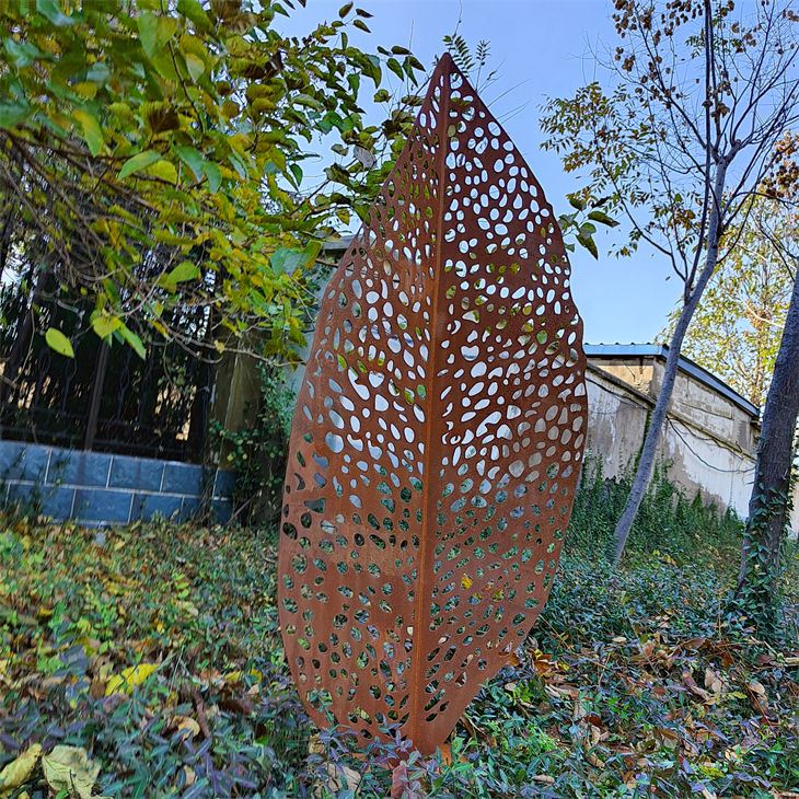 Große Metallskulptur im modernen Stil für den Garten