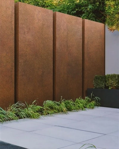 Modedesign-Gartenzaun aus Cortenstahl